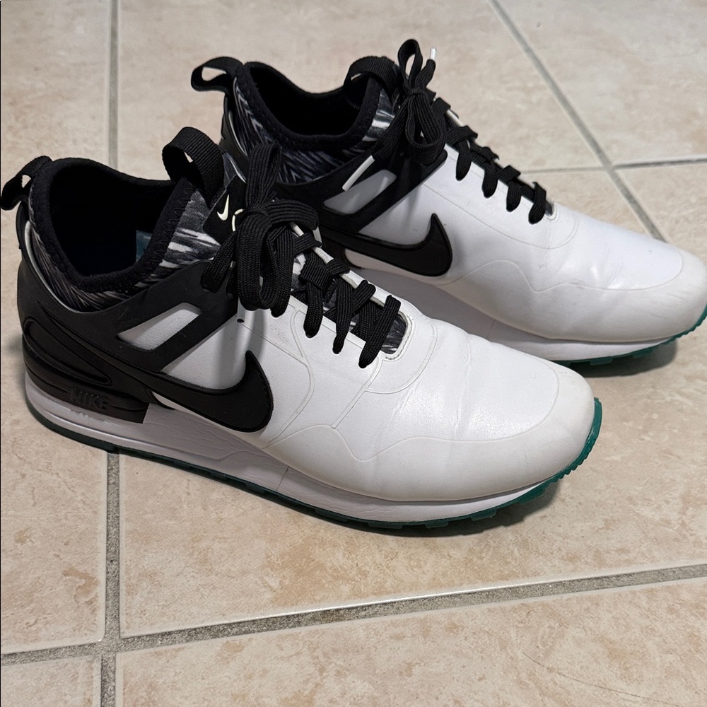 Nike White and Black Sneakers